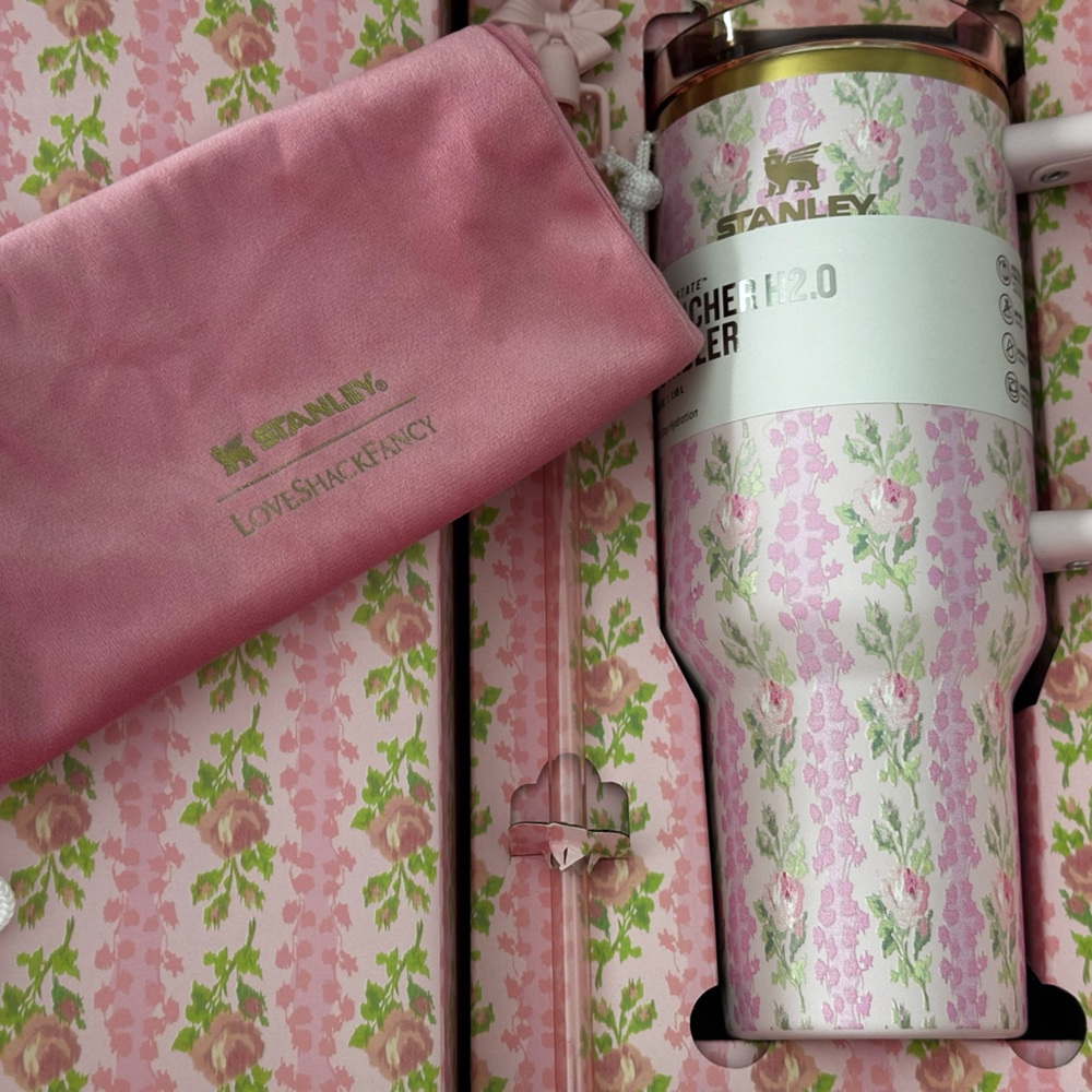 LoveShackFancy x Stanley collab
Stanley 1913 x Pink Floral 
40oz Tumbler Set